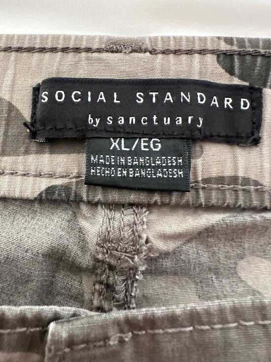 Social Standard by Sanctuary Camo Shorts Women’s XL – Stretch Utility Style - Picture 11 of 12